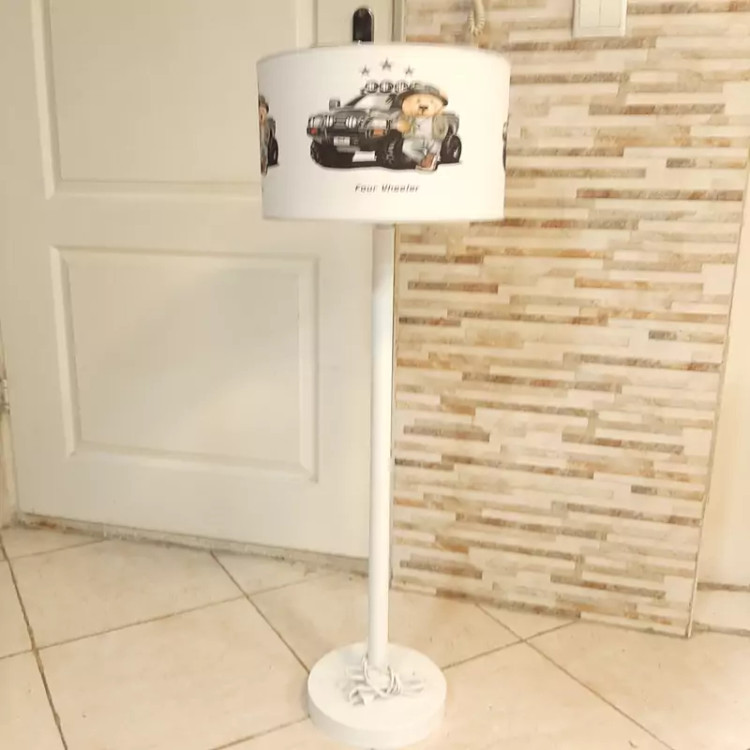 آباژور کنار سالنی اتاق کودک