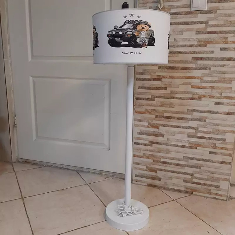 آباژور کنار سالنی اتاق کودک